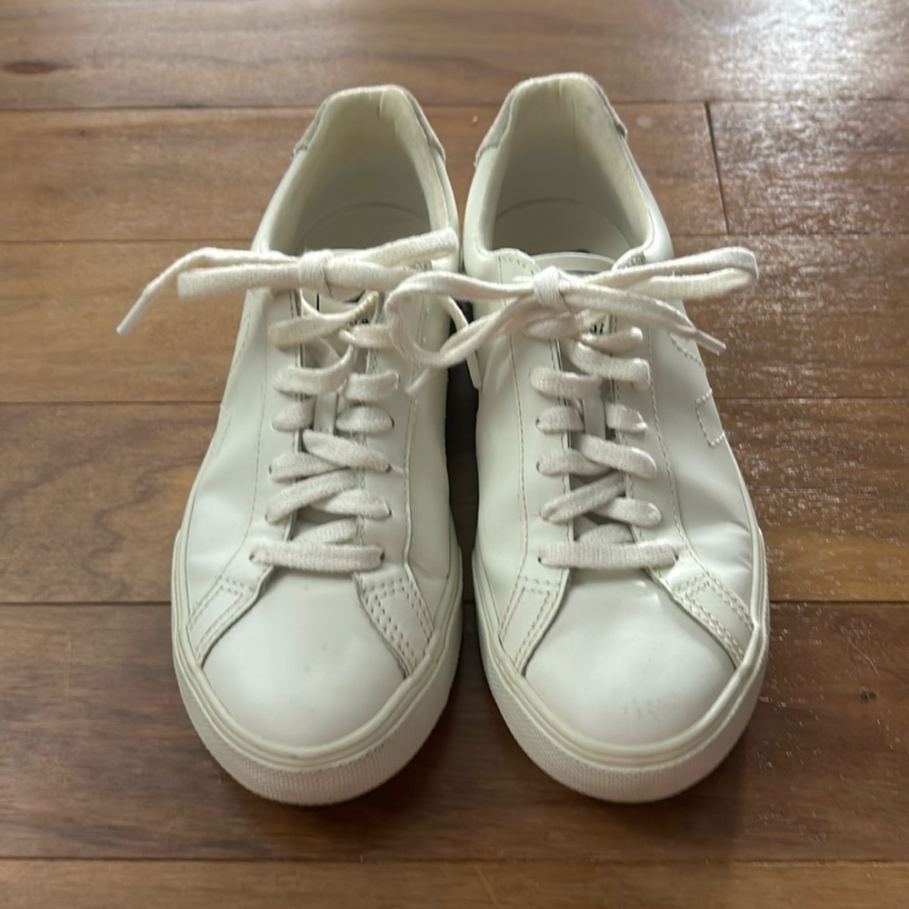NWOT! Veja Esplar Women White Sneaker US Size 5!
